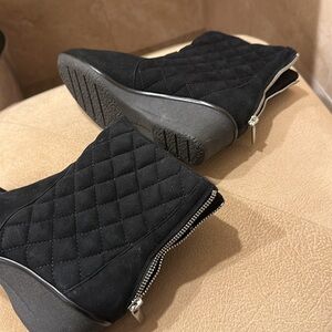black suede quilted 1 3/4 rubber keel back zippered